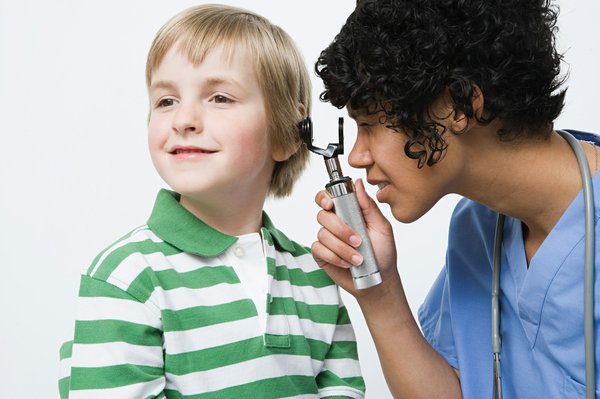 L'outil pour regarder dans les oreilles : comment s'appelle-t-il ?